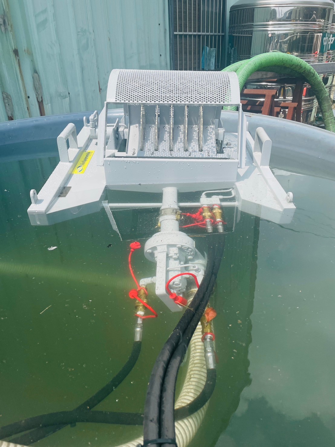 亞欣碟式汲油器 ECO-DS5，於測試水池中測試中